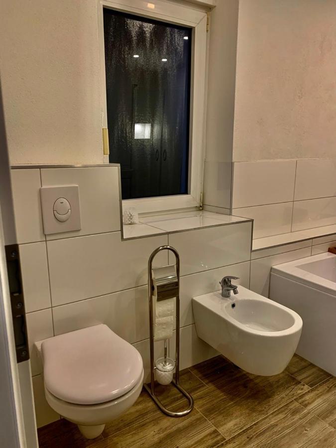 Monteurzimmer Oberlistingen Zweibettzimmer Mit 2 Baedern Breuna Bagian luar foto