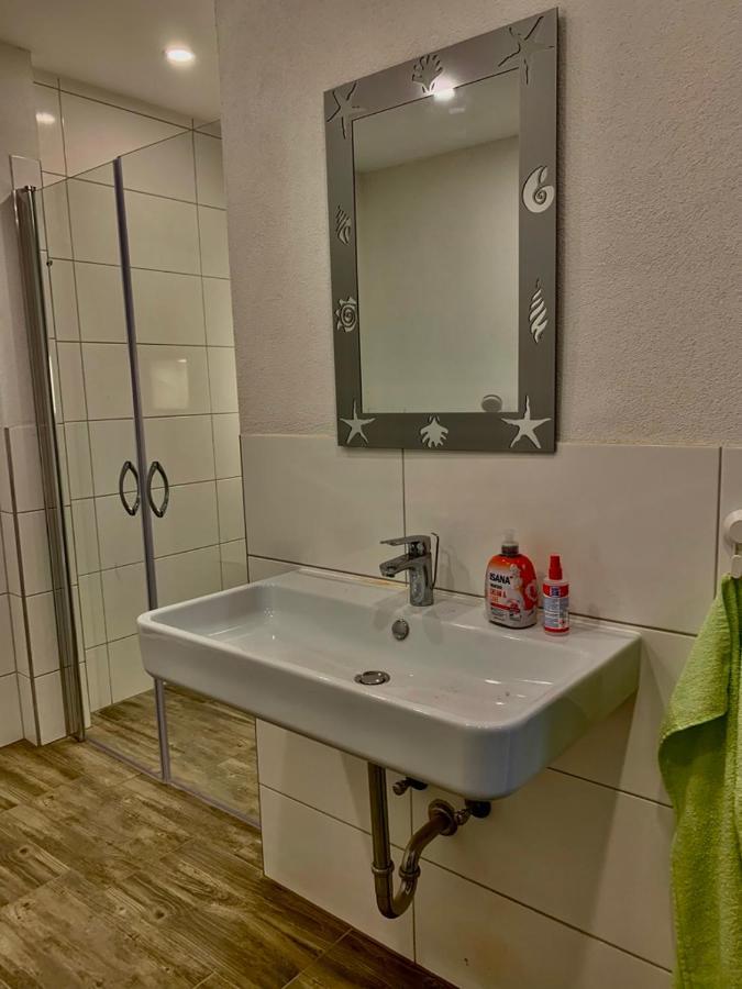 Monteurzimmer Oberlistingen Zweibettzimmer Mit 2 Baedern Breuna Bagian luar foto